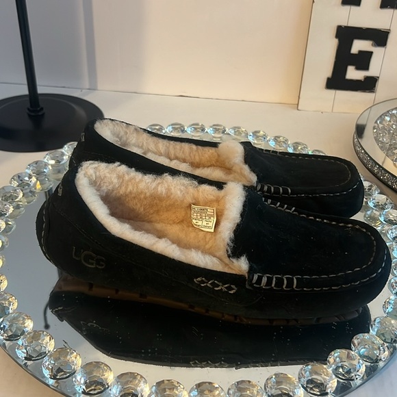 UGG NWOT Black suede Moccasins with Cream Lining women’s size 9 - Picture 5 of 8